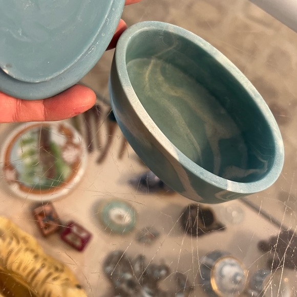 Blue and White Incolay Butterfly Stone Box - Picture 3 of 4